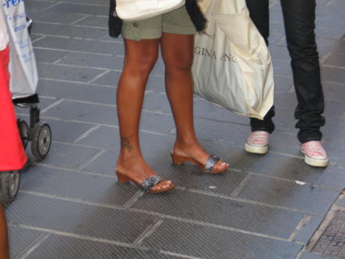 genova2006 - zoccoli donne di moda nel 2006